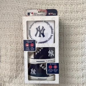 MLB YANKEES BABY GIFT SET